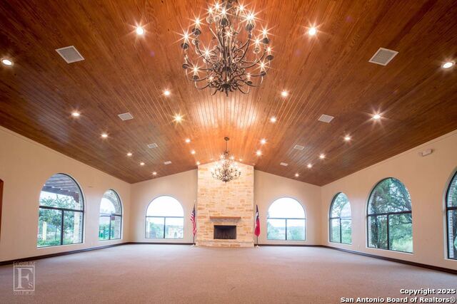 Listing photo id 86 for 2337 Lombardy