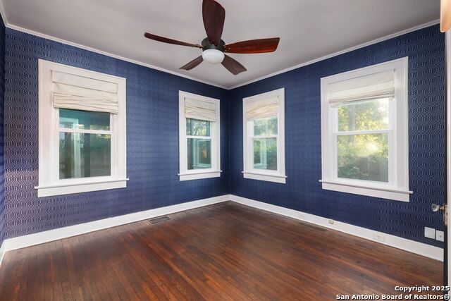 Image 10 of 29 For 418 Rosewood Ave W