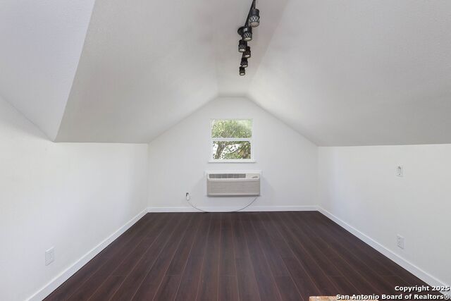 Image 16 of 29 For 418 Rosewood Ave W