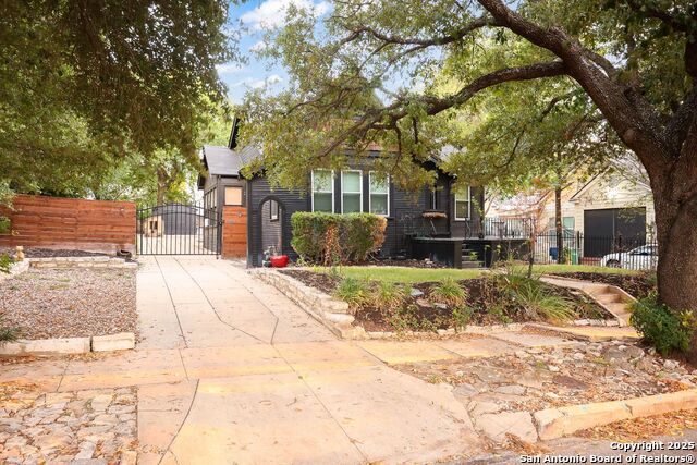 Image 2 of 29 For 418 Rosewood Ave W