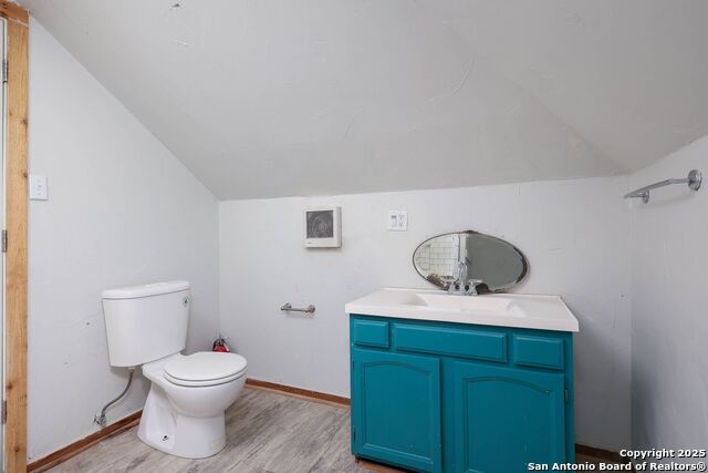 Image 20 of 29 For 418 Rosewood Ave W