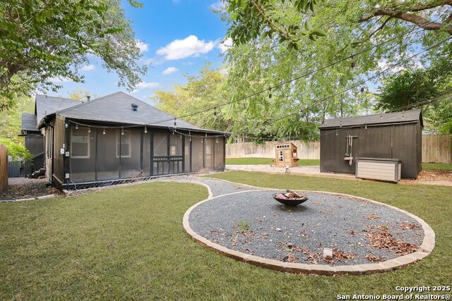 Image 23 of 29 For 418 Rosewood Ave W