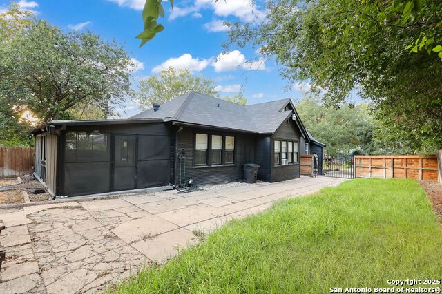 Image 24 of 29 For 418 Rosewood Ave W