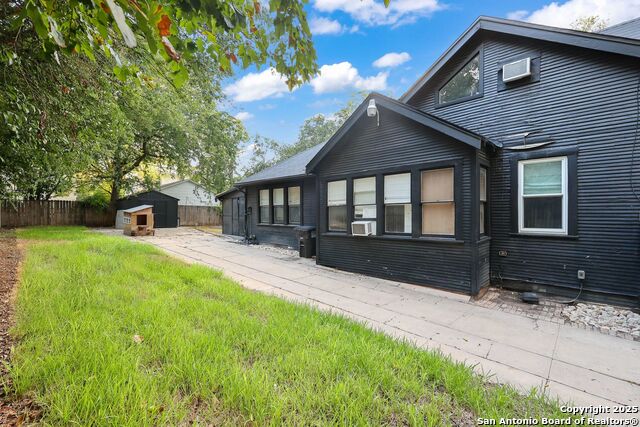 Image 25 of 29 For 418 Rosewood Ave W