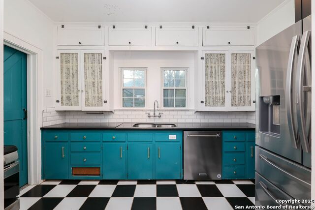 Image 6 of 29 For 418 Rosewood Ave W