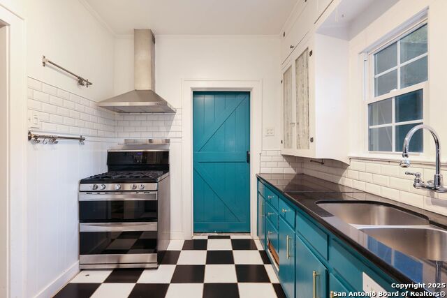 Image 7 of 29 For 418 Rosewood Ave W