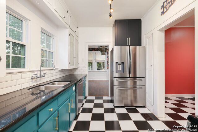 Image 8 of 29 For 418 Rosewood Ave W