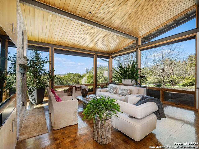 Listing photo id 6 for 25053 Black Creek