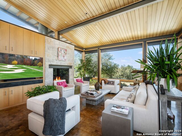 Listing photo id 7 for 25053 Black Creek