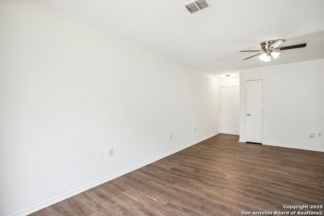 Listing photo id 3 for 6631 Walnut Valley