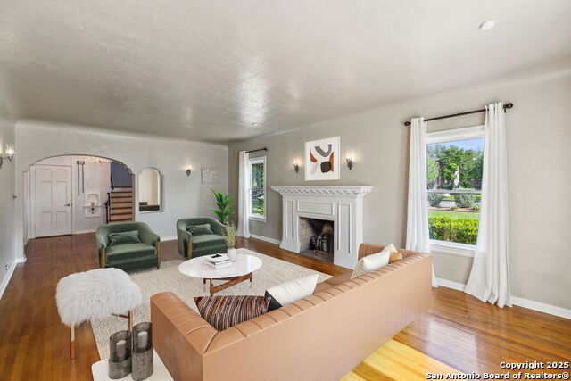 Listing photo id 9 for 2112 Gramercy W