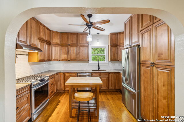 Listing photo id 17 for 2112 Gramercy W