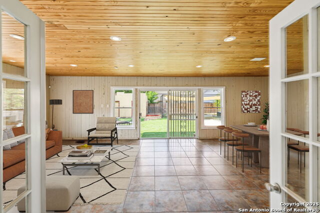 Listing photo id 20 for 2112 Gramercy W