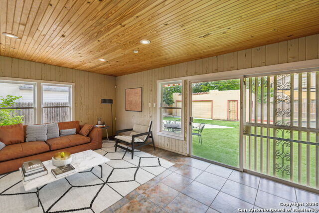 Listing photo id 22 for 2112 Gramercy W