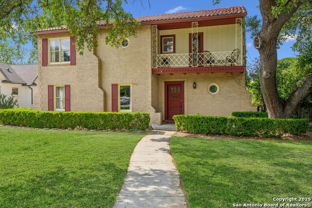 Listing photo id 1 for 2112 Gramercy W