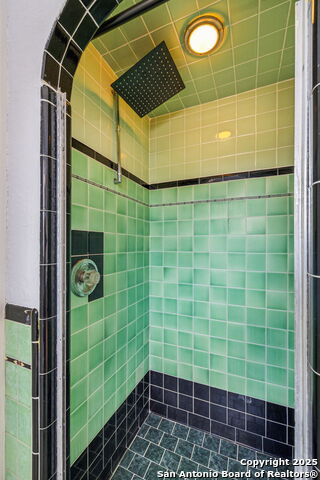 Listing photo id 36 for 2112 Gramercy W
