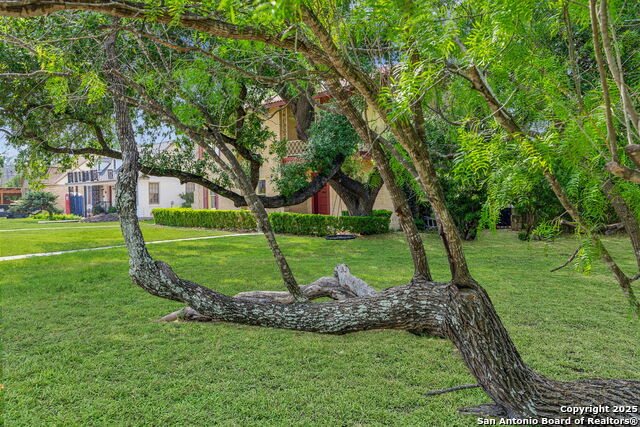 Listing photo id 2 for 2112 Gramercy W