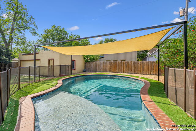 Listing photo id 42 for 2112 Gramercy W