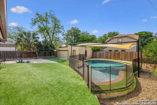 Listing photo id 43 for 2112 Gramercy W