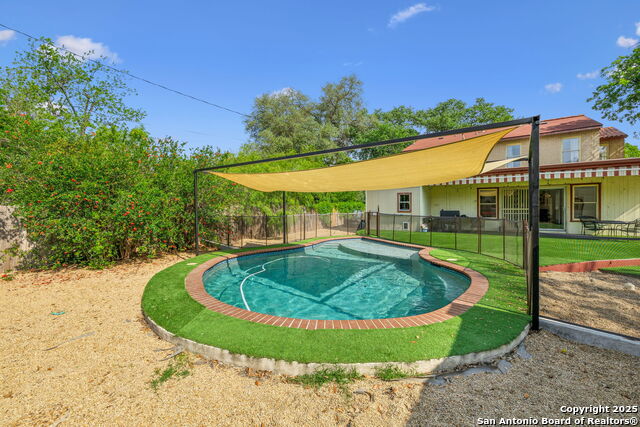 Listing photo id 44 for 2112 Gramercy W