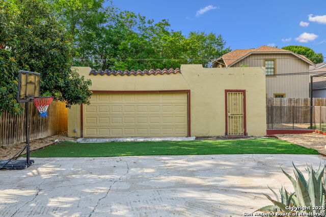 Listing photo id 45 for 2112 Gramercy W