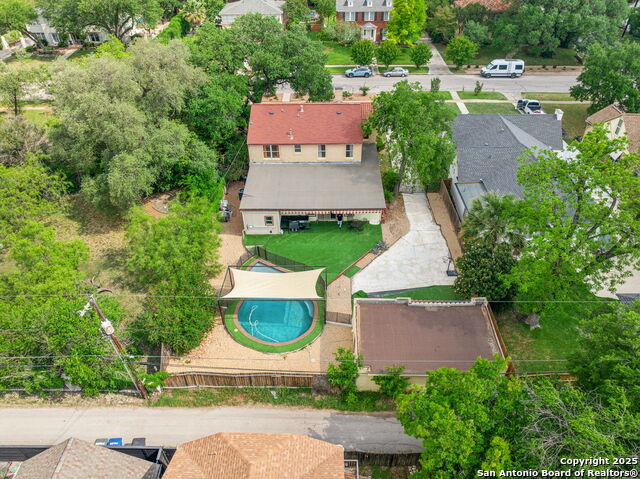 Listing photo id 47 for 2112 Gramercy W