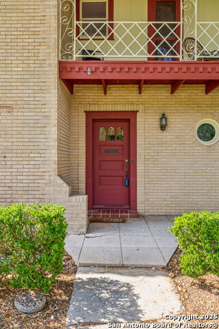 Listing photo id 3 for 2112 Gramercy W