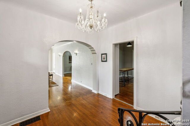 Listing photo id 5 for 2112 Gramercy W