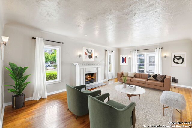 Listing photo id 7 for 2112 Gramercy W