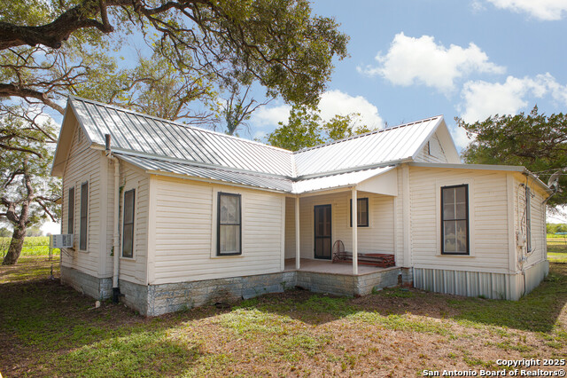 Listing photo id 10 for 4901 Lower Seguin
