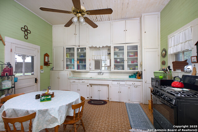 Listing photo id 17 for 4901 Lower Seguin