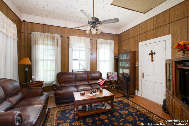 Listing photo id 19 for 4901 Lower Seguin