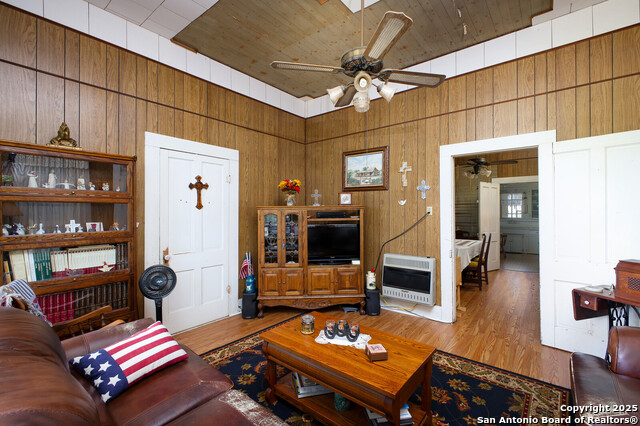 Listing photo id 20 for 4901 Lower Seguin