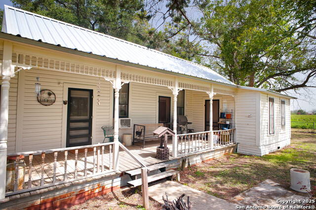 Listing photo id 2 for 4901 Lower Seguin