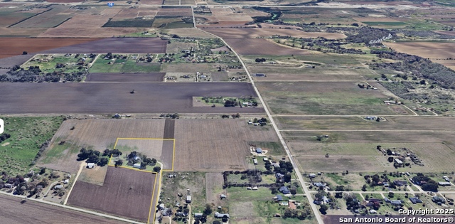 Listing photo id 38 for 4901 Lower Seguin