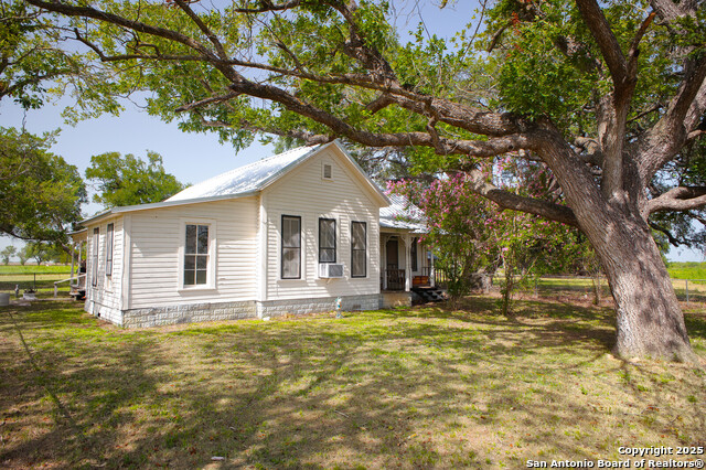 Listing photo id 4 for 4901 Lower Seguin