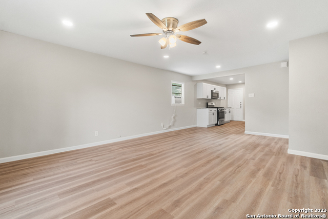 Image 4 of 20 For 407 Lovera Blvd