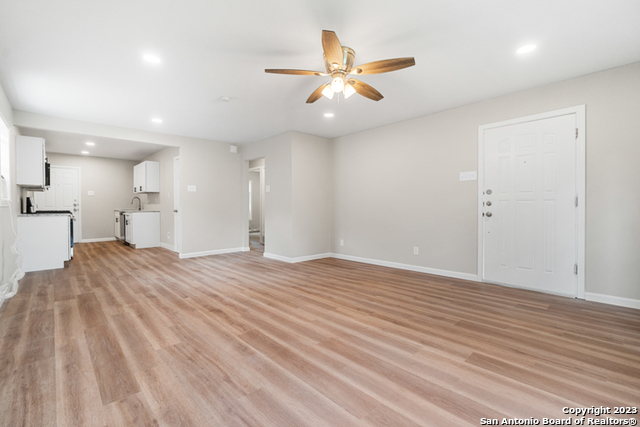 Image 5 of 20 For 407 Lovera Blvd