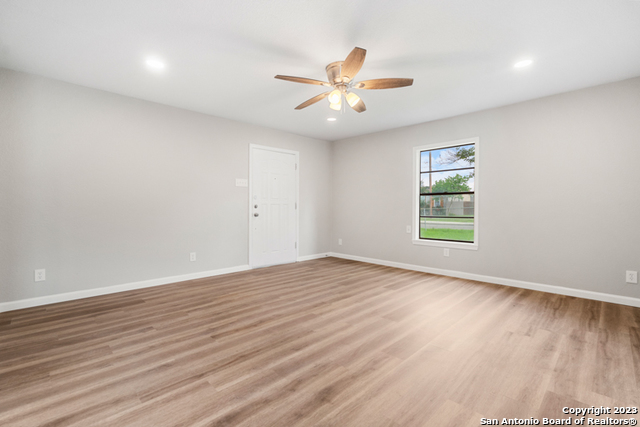 Image 6 of 20 For 407 Lovera Blvd