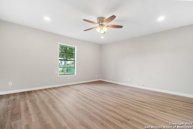 Image 7 of 20 For 407 Lovera Blvd