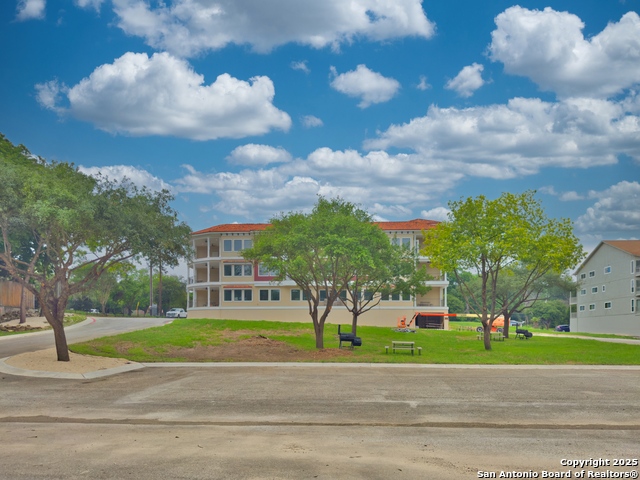 Listing photo id 13 for 640 Mather E