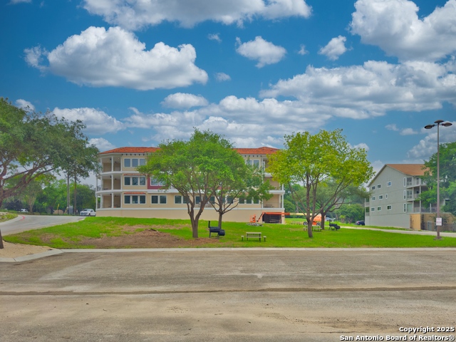 Listing photo id 14 for 640 Mather E