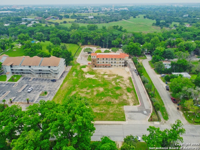 Listing photo id 3 for 640 Mather E