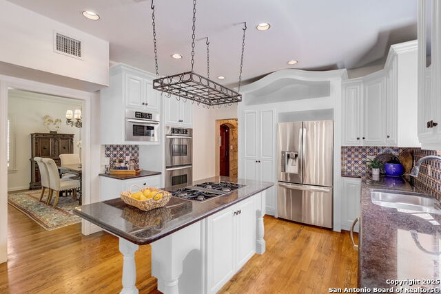 Listing photo id 8 for 402 Thelma Dr