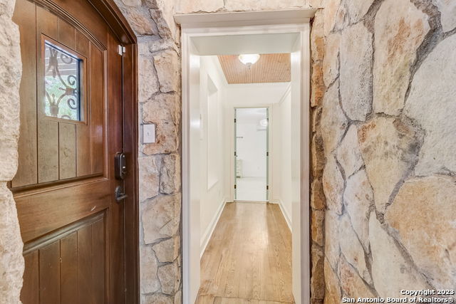 Listing photo id 13 for 402 Thelma Dr