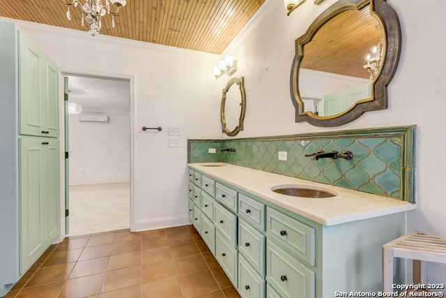 Listing photo id 16 for 402 Thelma Dr
