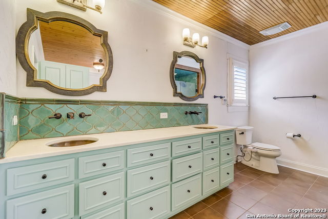 Listing photo id 17 for 402 Thelma Dr