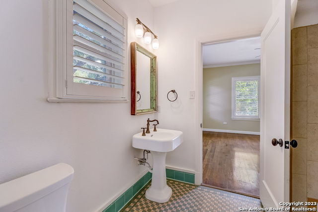 Listing photo id 23 for 402 Thelma Dr