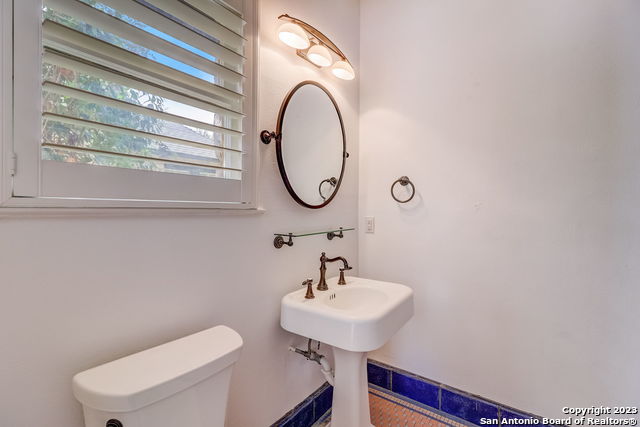 Listing photo id 32 for 402 Thelma Dr