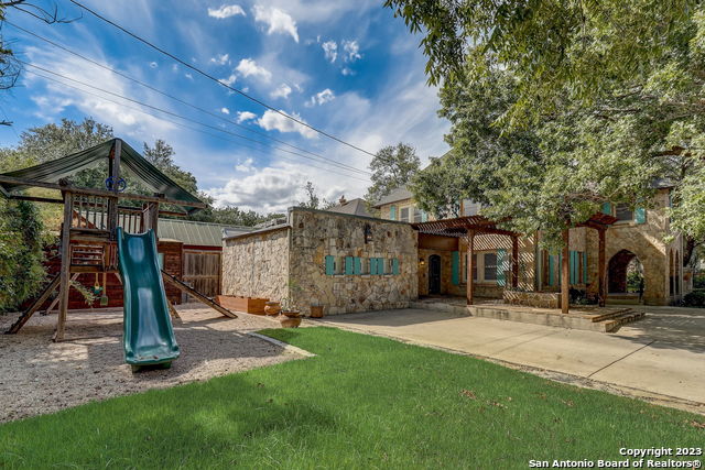 Listing photo id 35 for 402 Thelma Dr